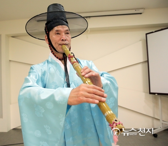퉁소명인 오청룡씨 “한국 전통의 '퉁소' 슬픔 표현할 줄 알죠” [퉁소