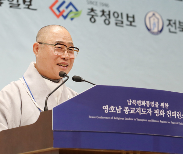 이번 컨퍼런스를 주최한 민족통일불교중앙협의회 의장 김법혜(오른쪽) 스님이 환영사를 전하고 있다. (제공: HWPL)