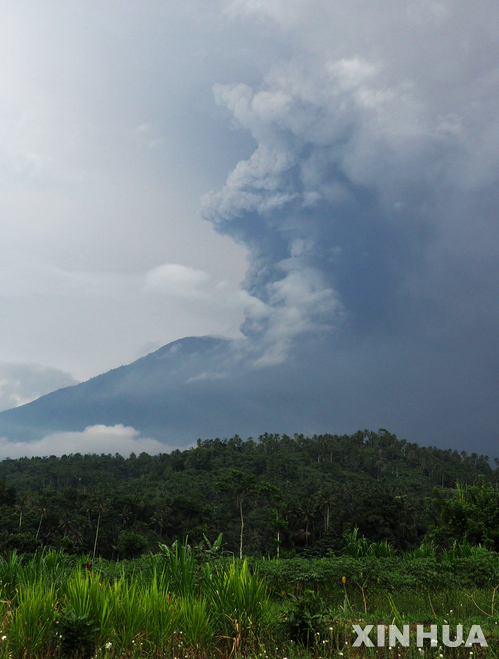 인도네시아 발리의 아궁 화산이 26일 또다시 분화, 4000m 상공까지 화산재를 분출하고 있다. (출처: 뉴시스)