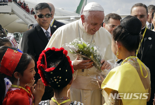프란치스코 교황이 27일 오후 미얀마 양곤 공항에 도착, 환영나온 어린이로부터 인사를 받고 있다. (출처: 뉴시스)