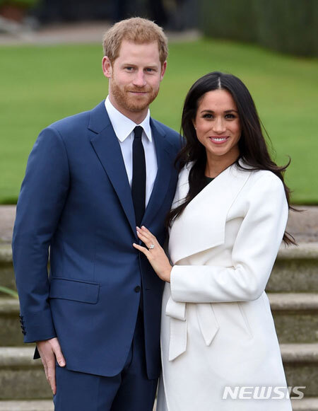 27일 내년 봄 결혼하기로 한 영국의 해리 왕자와 메건 마크리가 켄싱턴궁 앞마당에 나와 포즈를 취하고 있다. 이들의 결혼 계획은 이날 아버지 찰스 왕자의 클리어런스 하우스 명의로 발표됐다. (출처: 뉴시스)