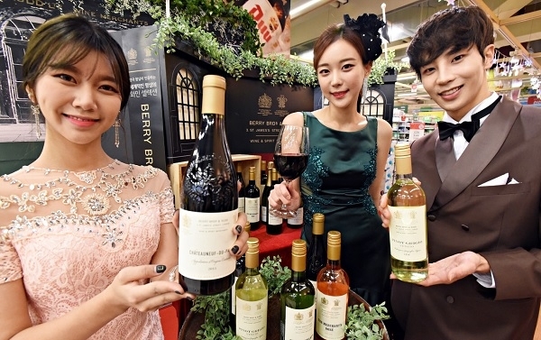 지난 7일 홈플러스 합정점에서 모델들이 영국 베리 브라더스 앤 러드의 프리미엄 와인 ‘더 와인 머천트(The Wine Merchant’s)’ 레인지를 선보이고 있다. 2017.11.28 (제공: 홈플러스)