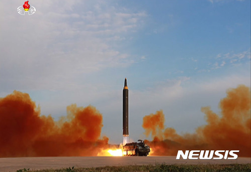 북한 조선중앙TV가 지난 9월 16일 평양 순안비행장에서 진행된 IRBM(중거리급탄도미사일) '화성-12형' 발사 장면을 공개하고 있다. (출처: 뉴시스)
