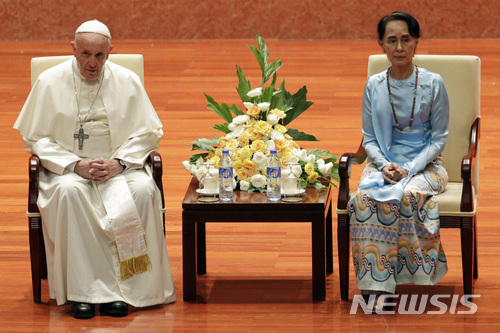 【네피도=AP/뉴시스】 프란치스코 교황이 28일 인터네셔널 컨벤션 센터에서 미얀마 고위인사 및 외교사절들이 모인 자리에 아웅산 수지 국가자문역과 앉아 있다. 수지 자문역이 먼저 연단으로 나갔고 이어 교황이 연설했다. 교황은 이 자리에서 로힝야란 단어를 입에 올리지 못해 많은 사람들이 실망했다. 2017. 11. 28.