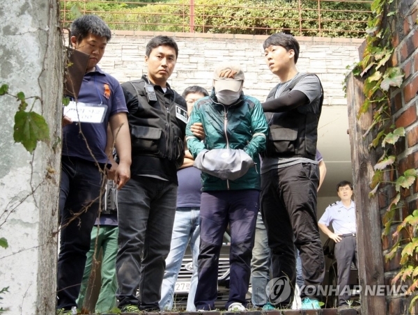지난 2016년 9월 6일 경찰에 붙잡힌 김씨가 현장검증하는 모습. (출처: 연합뉴스)