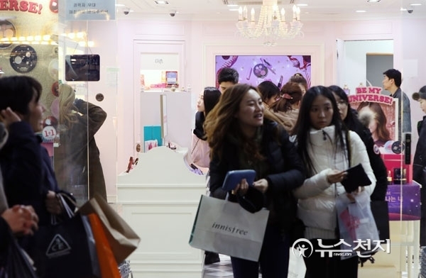 중국 관광객들이 서울 명동에서 쇼핑하고 있다. ⓒ천지일보(뉴스천지)DB
