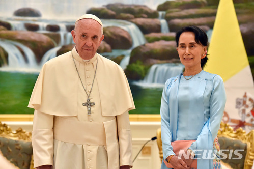 28일(현지시간) 미얀마를 방문 중인 프란치스코 교황과 아웅산 수치 미얀마 자문역이 네피도에서 만나고 있다. (출처: 뉴시스)