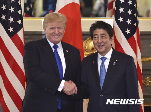 도널드 트럼프 미국 대통령이 6일 도쿄 아카사카궁에서 아베 신조 일본 총리와 정상회담을 갖기 전 악수하고 있다. (출처: 뉴시스)