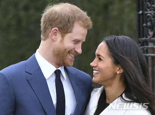 영국의 해리 왕자가 27일(현지시간) 미국 영화배우 메건 마클과 함께 런던 켄징턴 궁의 정원에서 사진촬영을 하던 중 서로 마주보며 웃고 있다.두 사람은 2018년 5월 결혼할 예정이다. (출처: 뉴시스)