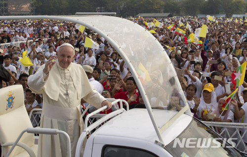 프란치스코 교황이 29일 미얀마 양곤에서 대규모 미사를 집전하기 전 자동차를 타고 신도들 앞을 지나가며 손을 흔들고 있다. (출처: 뉴시스) 2017.11.29