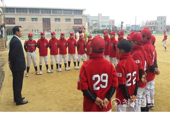 김경호 부군수가 지난 28일 전지훈련 온 야구선수들을 격려하고 있다. (제공: 화순군) ⓒ천지일보(뉴스천지)
