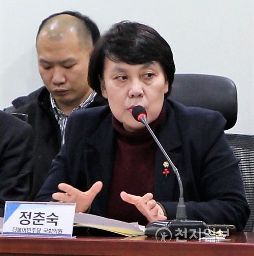 [천지일보=정다준 기자] 더불어민주당 정춘숙 의원이 30일 오후 서울 여의도 국회의원회관 제9간담회의실에서 열린 사회복지사 자격제도 개편을 위한 토론회에서 개회사를 하고 있다. 오 의원은 “다양한 교육방식을 통해서 사회복지사 자격을 받는 분들에 대해서는 어떻게 전문성을 높일 것인지에 대한 논의를 해야 한다”고 말했다. ⓒ천지일보(뉴스천지) 2017.11.30