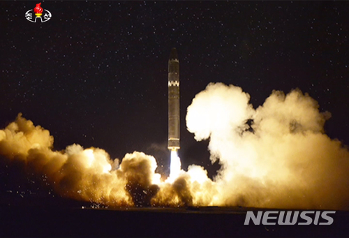 북한 김정은 국무위원장이 29일 새벽 평양인근에서 신형 대륙간탄도미사일(ICBM)급 화성-15형 미사일 발사 현장을 찾아 참관했다고 밝혔다. (출처: 뉴시스)