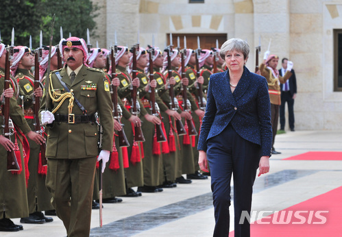 30일(현지시간) 테리사 메이 영국 총리가 압둘라 2세 요르단 국왕과의 회담을 위해 알 후세이니아 궁에 도착한 가운데 요르단 왕실 의장대를 사열하고 있다. (출처: 뉴시스) 2017.12.1