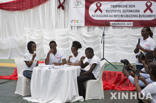 【Xinhua, 뉴시스/Gabriel Dusabe】 1일(현지시간) 르완다 키 갈리에서 열리는 세계 에이즈의 날 행사에서 보건부 관계자들이 경구용 HIV 검사 키트를 사용하는 방법을 보여주고 있다. 이 행사는 세계 에이즈의 날을 기념하고 자발적 검사를 통해 새로운 감염을 막기위해 르완다 정부가 개최했다.