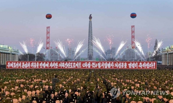 북한이 12월1일 평양 대동강변에서 불꽃놀이행사를 갖고 '화성-15'형 미사일 발사 성공을 자축하는 모습. (출처: 연합뉴스)