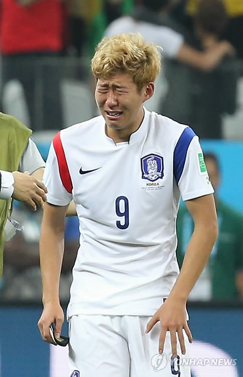 2014 브라질 월드컵 조별리그 3차전에서 한국이 패하자 눈물 쏟는 손흥민. (출처: 연합뉴스)