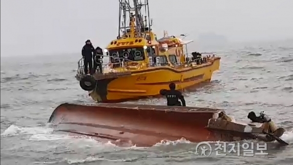 해경 대원들이 3일 인천 영흥도 인근 해상에서 전복된 낚싯배에 타고 있던 실종자들을 수색하고 있다. (제공: 인천해경)