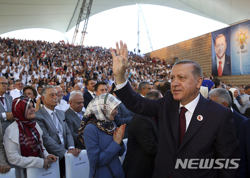 【 앙카라( 터키) = AP/뉴시스】 터키의 레제프 타이이프 에르도안 대통령이 오는 7~8일 그리스를 방문한다. 사진은 지난 8월 14일 앙카라의 집권여당 창당 기념대회에 참석해서 지지자들에게 손을 흔들어 보이고 있는 에르도안 대통령. 2017.12.03