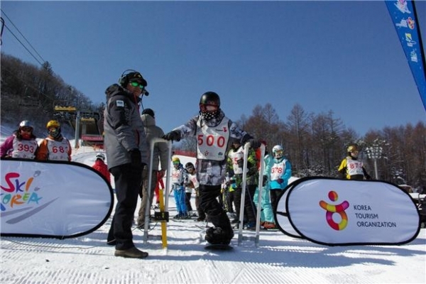 2017년 1월 '스키 코리아 페스티벌'에 참가한 외국인들이 스노보드를 즐기고 있다. (제공: 한국관광공사)