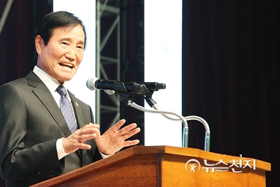 [천지일보=이지솔 기자] 대한예수교장로회(예장) 통합 총회장 최기학 목사가 29일 오후 경기도 일산 킨텍스에서 거행된 ‘교회개혁 500주년기념 한국교회연합예배’에 참석해 환영사를 하고 있다. ⓒ천지일보(뉴스천지) 2017.10.29