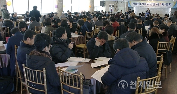 [천지일보=이지솔 기자] 한국기독교연합이 6일 서울 종로구 한국기독교연합회관 17층에서 ‘(사)한국기독교연합 제7회 총회’를 열고 있는 가운데 한국기독교연합 대표회장 정서영 목사가 설교하고 있다. 정 회장은 “연합사업을 이뤄내지 못한 장본인으로서 여러분들에게 정말 죄송하다는 말씀드리고, 깊이 사죄의 인사를 드리겠다”고 말했다. ⓒ천지일보(뉴스천지) 2017.12.6