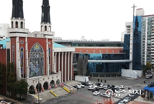 부자 세습 논란이 명성교회 안팎으로 확산하고 있다. 사진은 명성교회 전경. ⓒ천지일보(뉴스천지) 2017.11.13