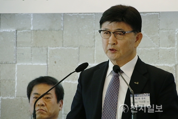 [천지일보=이지솔 기자] 한국기독교연합이 6일 서울 종로구 한국기독교연합회관 17층에서 ‘(사)한국기독교연합 제7회 총회’를 열고 있는 가운데 한국기독교연합 대표회장 정서영 목사가 설교하고 있다. 정 회장은 “연합사업을 이뤄내지 못한 장본인으로서 여러분들에게 정말 죄송하다는 말씀드리고, 깊이 사죄의 인사를 드리겠다”고 말했다. ⓒ천지일보(뉴스천지) 2017.12.6