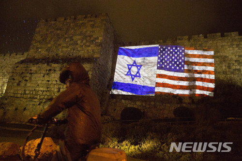 7일(현지시간) 예루살렘 거리의 한 벽에 이스라엘 국기와 미국 성조기 모습이 투영돼 있다. (출처: 뉴시스)