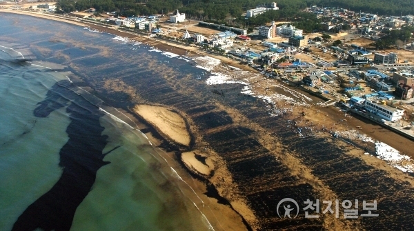 2007년 12월 7일 발생한 기름유출 사고로 오염된 원유해안가. (제공: 충청남도) ⓒ천지일보(뉴스천지)