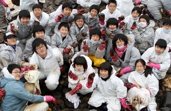 2007년 12월 7일 발생한 태안 기름유출 사고 극복을 위해 전국에서 몰려온 자원봉사자들. (제공: 충청남도) ⓒ천지일보(뉴스천지)