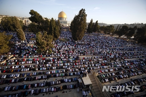 예루살렘의 알 아크사 사원 앞에 이슬람 신도들이 기도를 들이고 있는 모습. (출처: 뉴시스)