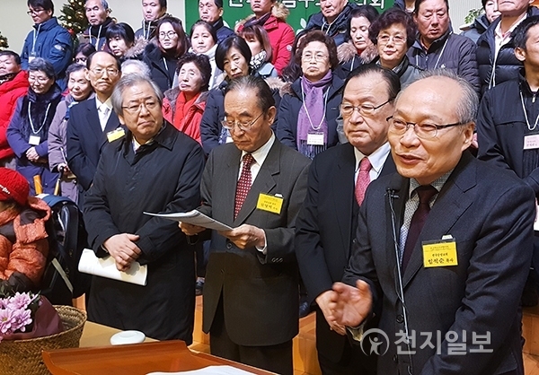8일 오전 서울 강남 도곡동 강변교회에서 한국복음주의협의회(한복협)가 올해 마지막 월례 조찬기도회 및 발표회를 열고 어려운 이웃들에게 사랑의 봉투를 전달하고 있다. ⓒ천지일보(뉴스천지) 2017.12.8