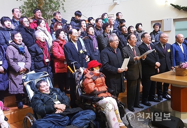 8일 오전 서울 강남 도곡동 강변교회에서 한국복음주의협의회(한복협)가 올해 마지막 월례 조찬기도회 및 발표회를 열고 어려운 이웃들에게 사랑의 봉투를 전달하고 있다. ⓒ천지일보(뉴스천지) 2017.12.8