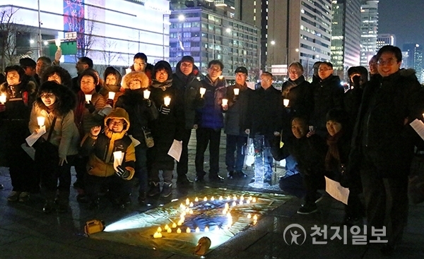 [천지일보=이지솔 기자] 한국기독교교회협의회(NCCK)와 세계교회협의회(WCC)가 8일 오후 서울 광화문 북측 광장에서 ‘전쟁을 내려놓고 평화를 일구어라’를 주제로 대림절 촛불 기도회를 열고 있다. 참석자들은 “주님, 지금 이곳, 평화를 염원하는 이 자리에 함께하소서”라고 말했다. ⓒ천지일보(뉴스천지) 2017.12.8