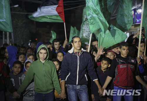 지난 6일(현지시간) 가자지구에서 팔레스타인 청년들이 미국의 예루살렘 이스라엘 수도 공인에 항의하는 시위행진을 하고 있다. (출처: 뉴시스)