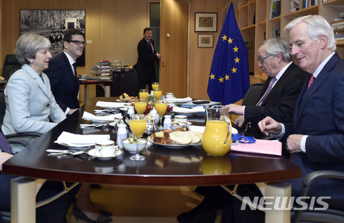 테리사 메이 영국 총리(왼쪽)과 장 클로드 융커 유럽연합(EU) 집행위원장(오른쪽 두번째)이 8일(현지시간) 벨기에 브뤼셀 EU 본부에서 회의를 갖고 있다. 이날 양측은 브렉시트 1단계 협상이 성공적으로 마무리됐다고 밝혔다. (출처: 뉴시스)