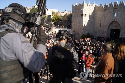 (예루살렘=연합뉴스) 8일(현지시간) 오후 동예루살렘 올드시티(구시가지) 관문으로 통하는 다마스쿠스 게이트 주변에서 이스라엘 경찰이 삼엄한 경비를 펼치고 있다. 이 일대에선 팔레스타인 수십명이 모여 