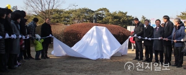 [천지일보 춘천=김성규 기자] 강원도 춘천시 공지천 일원에서 9일 ‘평화의 소녀상 제막’ 행사가 열린 가운데 소녀상 제막식에서 하얀천 안에 소녀상과 또래인 여자학생이 소녀상의 손을 꼭 잡고 있다. ⓒ천지일보(뉴스천지) 2017.12.9