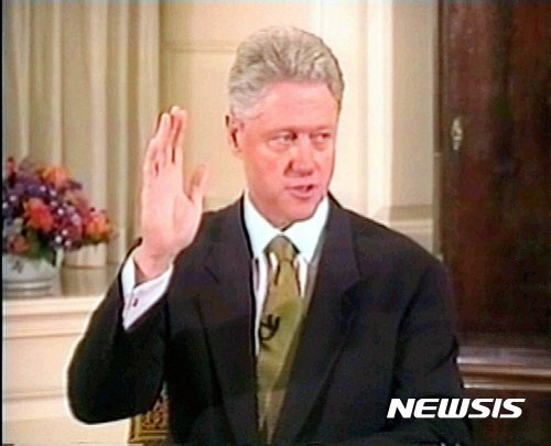 【워싱턴=AP/뉴시스】지난 1998년 8월17일 빌 클린턴 당시 미 대통령이 백악관에서 대배심 증언에 앞서 진실만을 말할 것을 선서하고 있다. 2017.5.18