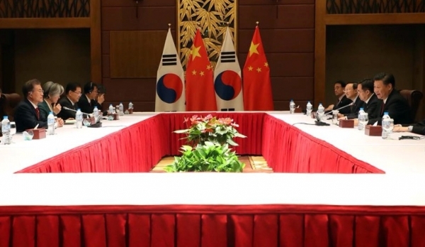 지난 11월 11일 APEC 정상회의에 참석 중인 문재인 대통령이 다낭 크라운프린스 호텔에서 중국의 시진핑 국가주석과 정상회담을 갖고 있다. (출처: 청와대)