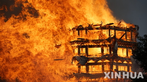 2008년 쓰촨 대지진 당시 크게 파괴됐다 8년전 중건된 중국 쓰촨(四川)성 미엔주(綿竹)시 구룡사(九龍寺)의 아시아 최고(最高) 목탑 영관루(靈官樓)가 10일(현지시간) 화염에 휩싸여 있다. (출처: 뉴시스)