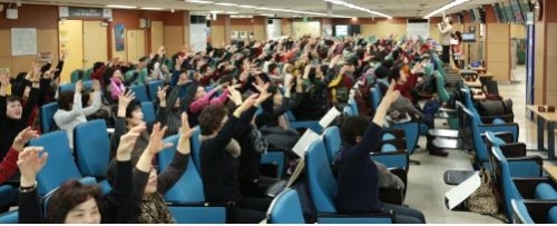 영등포문화공감센터 인기강좌 나영 강사의 ‘행복한 노래교실’ 모습 (제공: 마사회 영등포지사)