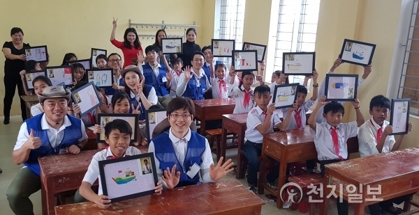베트남 학생들과 삼성물산 봉사단원들이 ‘나의 꿈 그리기’ 수업 후 단체사진을 촬영하고 있다. (제공: 삼성물산) ⓒ천지일보(뉴스천지) 2017.12.11