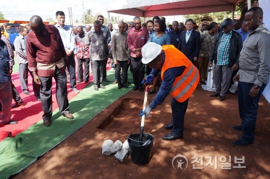 뉴지 모잠비크 대통령이 지난 9일 남풀라-나메틸 도로 개보수 사업 착공을 기념해 초석을 놓는 행사를 하고 있다. (제공: 포스코건설) ⓒ천지일보(뉴스천지) 2017.12.11