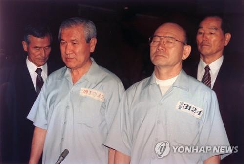 1996년 8월 26일 열린 12.12 및 5.18사건 선고공판에 피고인으로 출석한 전두환 전 대통령(오른쪽). (출처: 연합뉴스)