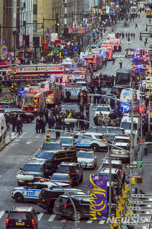 미국 뉴욕 맨해튼 타임스 스퀘어 인근에서 11일(현지시간) 폭탄 테러가 발생한 후 경찰이 주변을 통제하고 있다. (출처: 뉴시스)