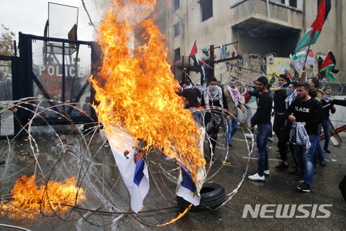 레바논 베이루트의 미국대사관 앞에서 10일(현지시간) 시위대가 이스라엘 국기를 불태우며 도널드 트럼프 미대통령의 예루살렘 선언에 항의하고 있다. (출처: 뉴시스)