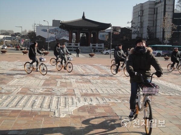행사 관계자들이 자전거를 타고 기념촬영을 하고 있다. ⓒ천지일보(뉴스천지) 2017.12.12