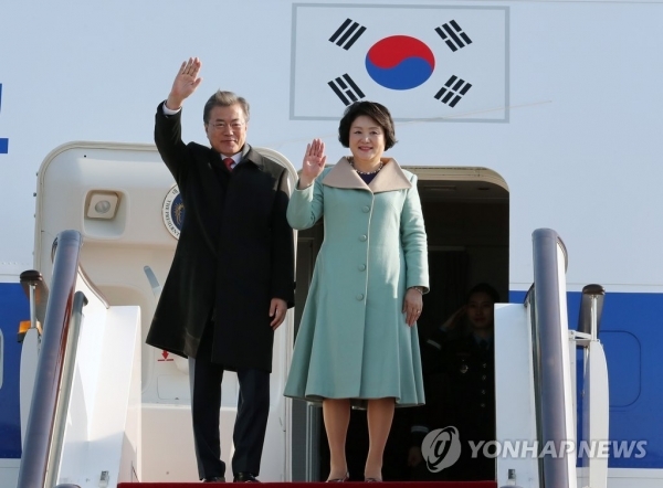 중국을 국빈방문하는 문재인 대통령이 13일 오전 중국 베이징 수도공항에 도착, 손을 흔들며 인사하고 있다. (출처: 연합뉴스)